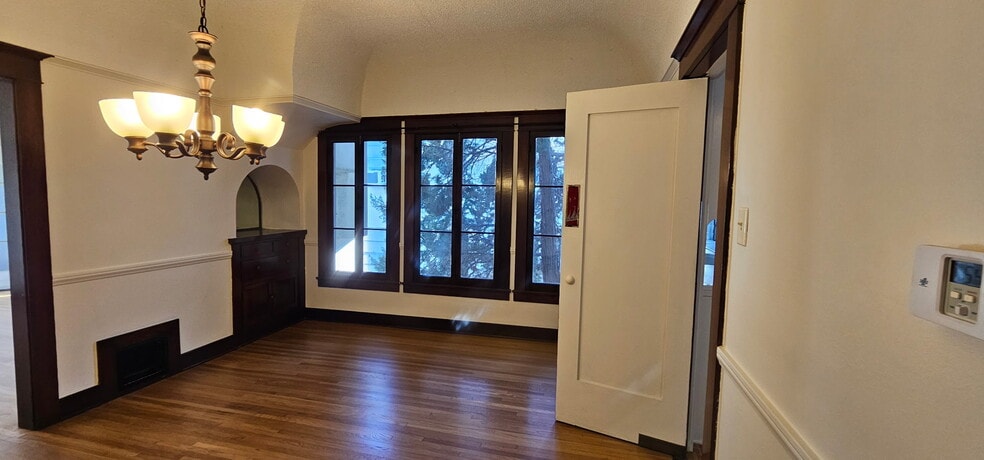 Dining rm to kitchen - 218 1/2 N Kenmore Ave