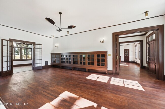 Building Photo - 2979 St Johns Ave