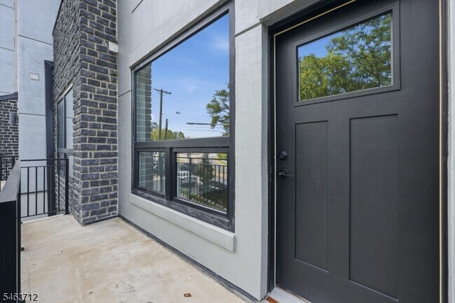 Building Photo - 420 River Dr