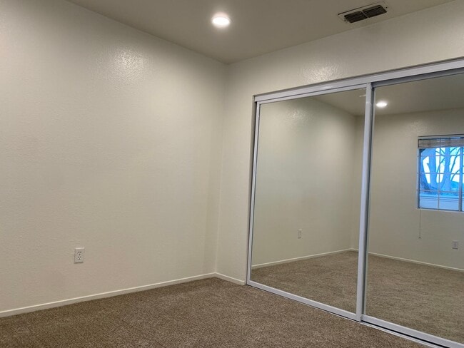 Building Photo - Gated Raintree Terrace Condo! Available Now!