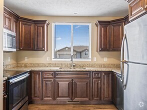 Building Photo - Beautiful Finishes in Newer Neighborhood