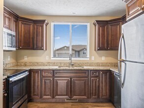 Building Photo - Beautiful Finishes in Newer Neighborhood