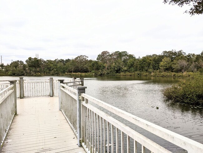 Building Photo - Well kept 2 bed/2.5 baths Townhome in the ...