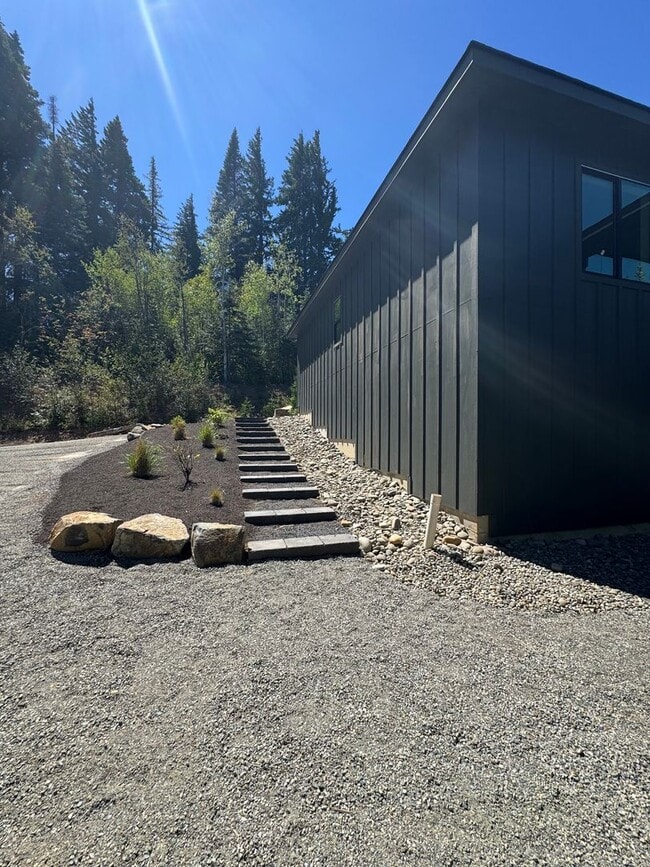 Building Photo - Luxury Rural Home Close to Town for Lease