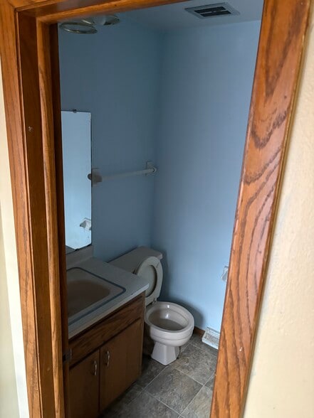 .5 bath first level - 5124 N 106th St