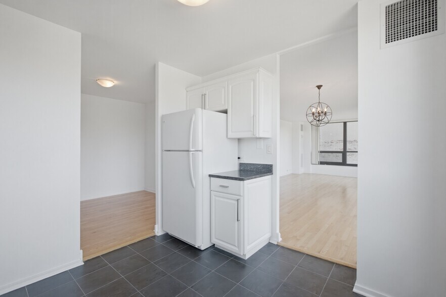 Building Photo - 2020 N Lincoln Park W