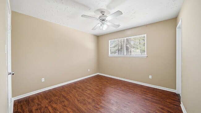 Building Photo - Enjoy comfortable, low-maintenance living in this updated, pet-friendly, carpet-free 3-bedroom ho...