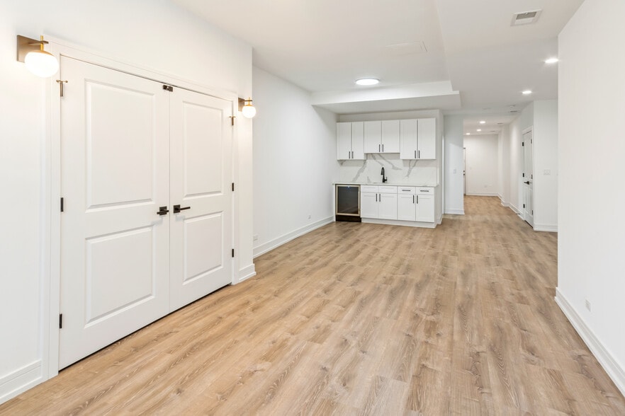 Building Photo - 3058 W Cortland St