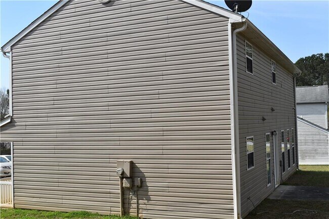 Building Photo - 1098 Village Creek