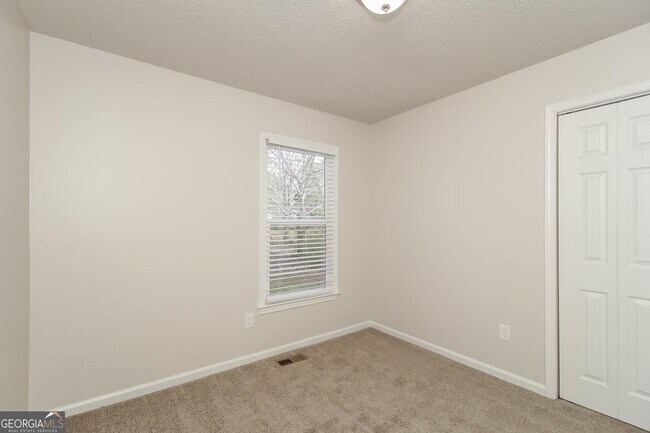 Building Photo - 175 Sumer Ln N