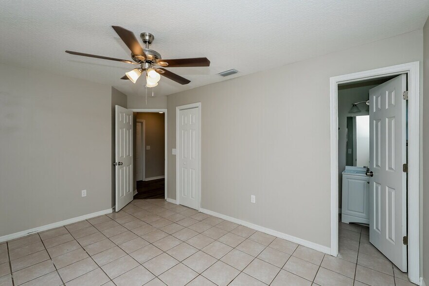 Building Photo - 1402 Thistledown Dr