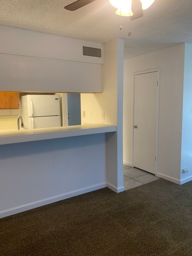 Building Photo - Lovey Townhome In Clovis!