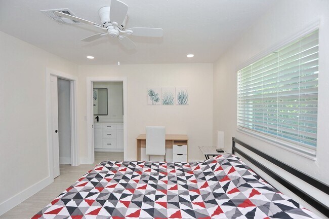 Building Photo - ANNUAL RENTAL Naples Park 3 Bedroom // 2 Bathroom Single Family Home