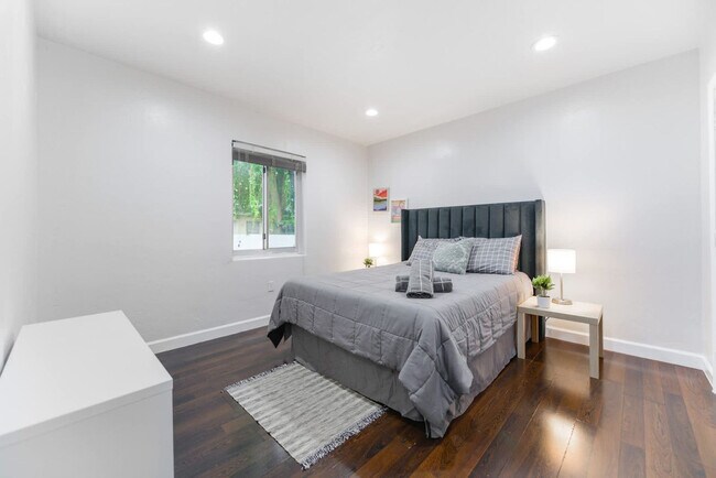 Building Photo - 6715 NE Miami Pl