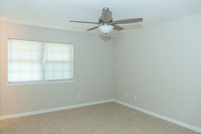 Building Photo - 127 Newcastle Cir