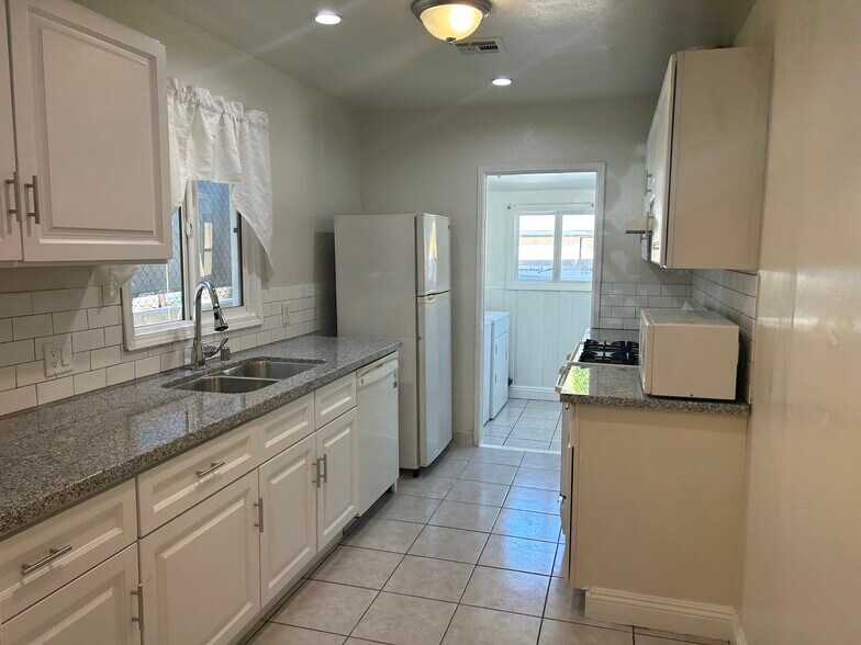 Building Photo - 245 W Elm Ave