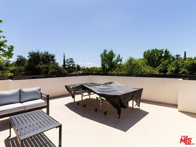 Building Photo - 5929 Hesperia Ave