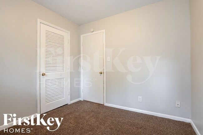 Building Photo - 5844 Sylvan Dr