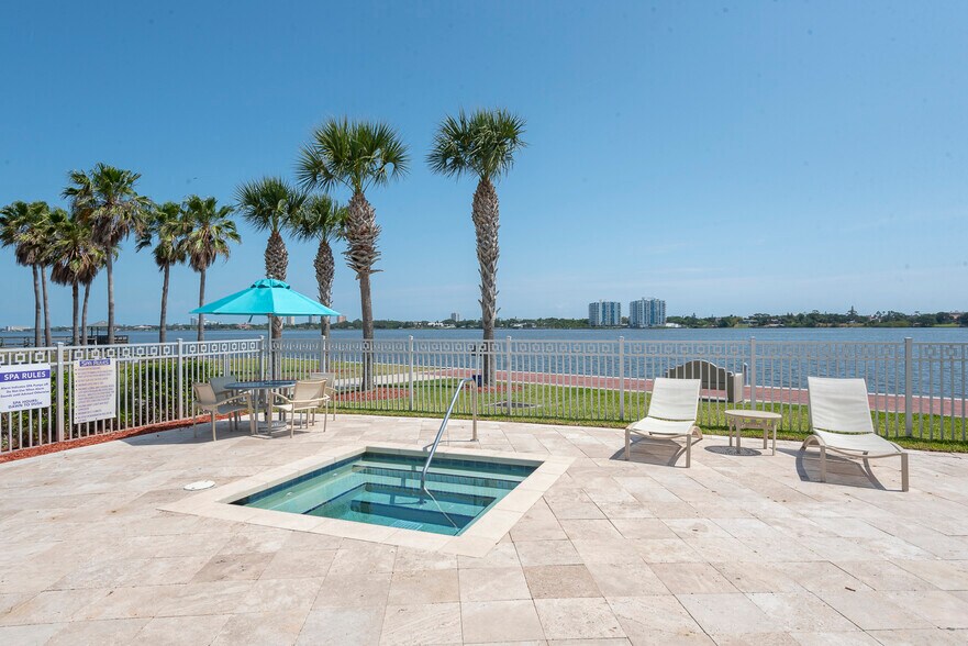 Building Photo - 231 Riverside Dr