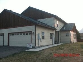 Building Photo - Columbia Falls 3 Bedroom Townhome!