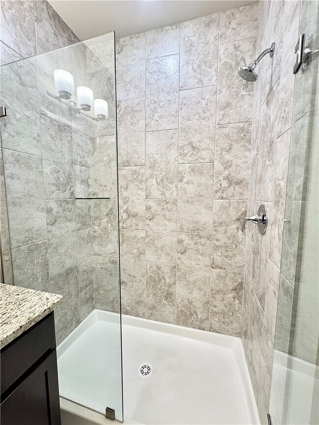 Building Photo - 812 NE Hts Ln