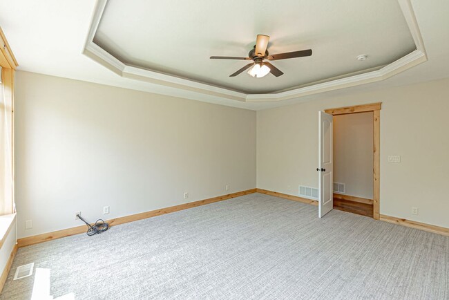 Building Photo - Beautiful- 5 bed/3 bath, 3 car garage and ...