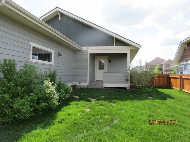 Building Photo - River Lakes Home