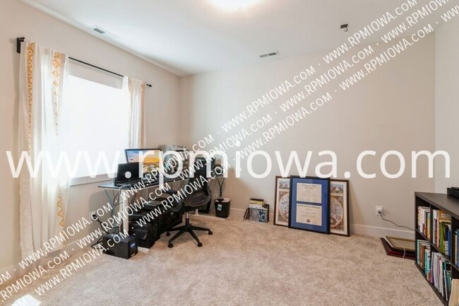 Building Photo - 5901 NE Sherman Dr