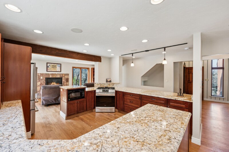 Building Photo - 711 S Bear Paw Ln