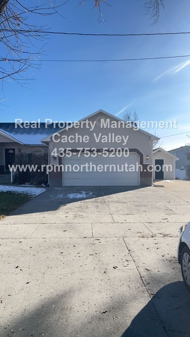 Building Photo - Beautiful 6 bedroom home available for immediate move in!