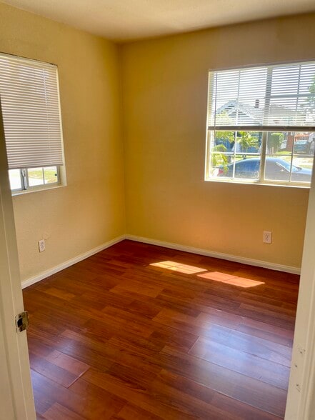 Main Bedroom - 1053 W 51st Pl