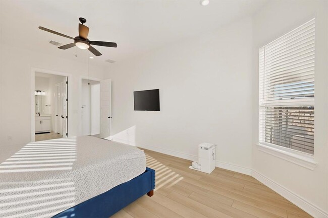 Building Photo - 2121 Lolo Ln