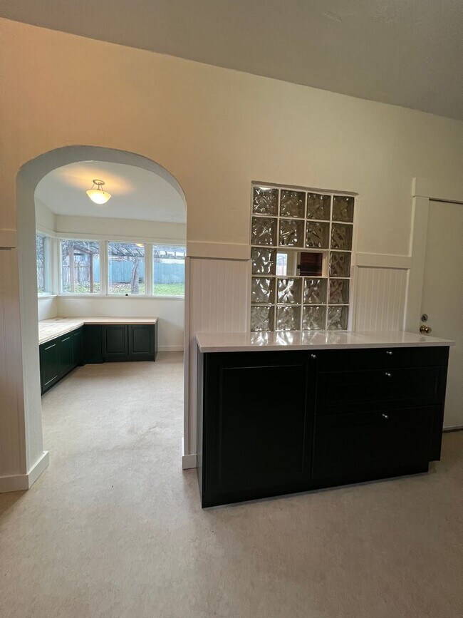 Building Photo - 3 Bedroom Craftsman style home in prime As...