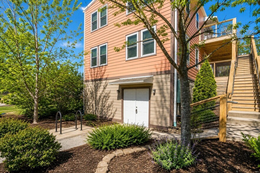 Building Photo - 406 E Hillside Dr