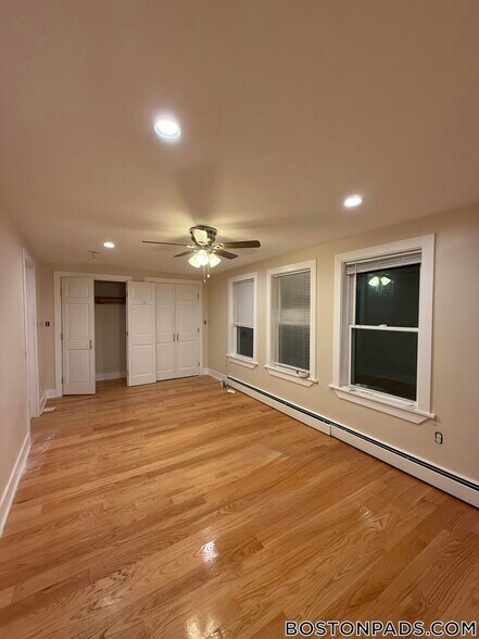 Building Photo - 2 Buckingham St