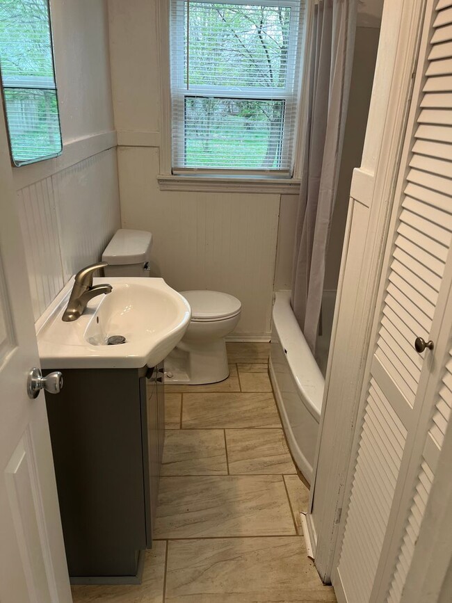 Building Photo - Beautiful Renovated 2 bedroom!