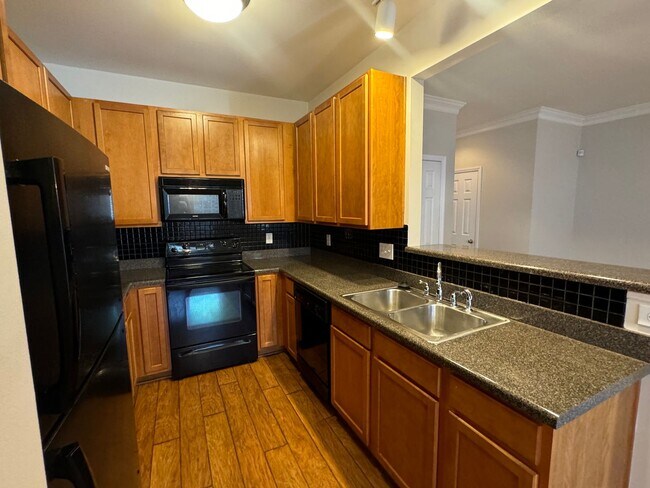 Building Photo - 2 Bedroom, 2 1/2 Bath Townhouse in Raleigh...