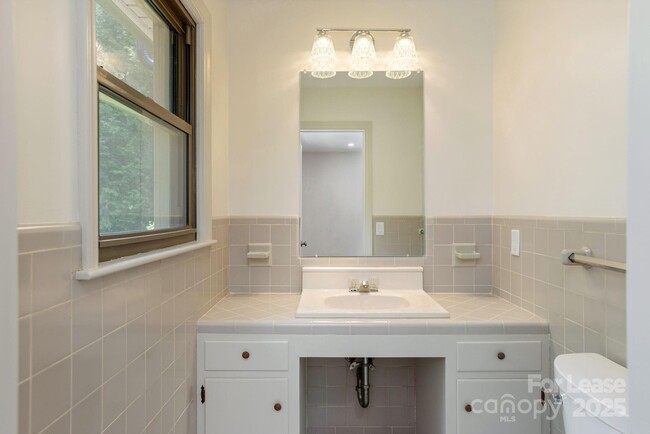 Building Photo - 10 S Oak Forest Dr