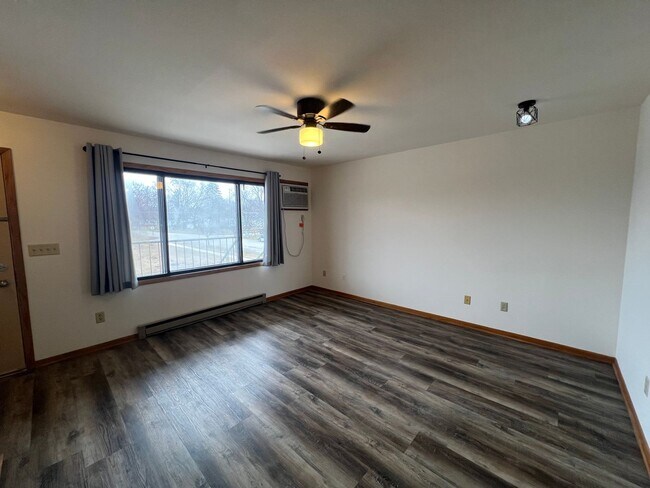 Building Photo - Recently Renovated Upper Level 1-bed, 1-Bath