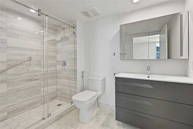 Building Photo - 1800 N Bayshore Dr