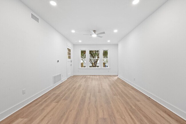 Building Photo - Top of the line House in West Campus for A...