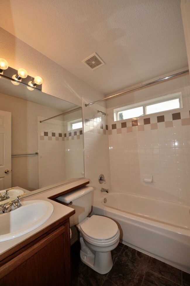 Building Photo - CDA Place Neighborhood- 4 bed with basement, cul de sac