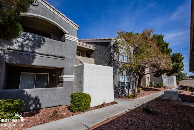 Building Photo - Stylish & Updated 1Bdm 1Ba Condo in Gated Community.