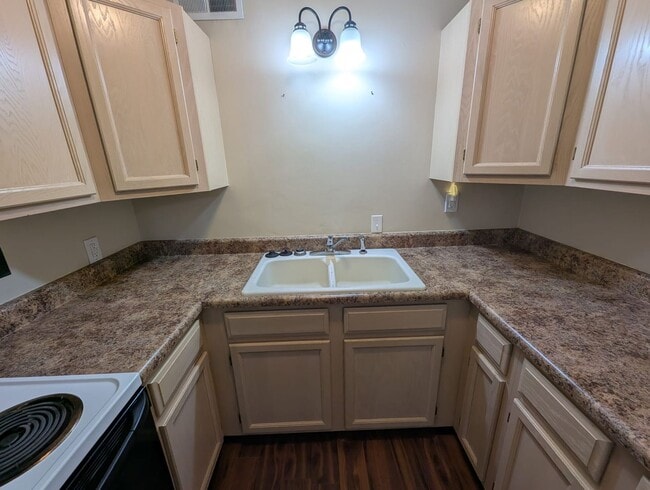 Building Photo - Modern 1BR Condo at Pembroke Gardens – Balcony, Pool Access & Utilities