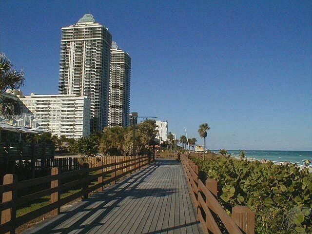 Building Photo - 100 Lincoln Rd