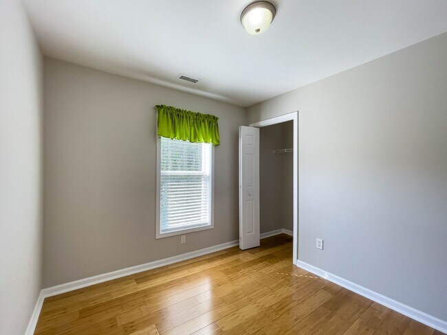 Building Photo - Spacious Three-Bedroom Townhouse in West A...