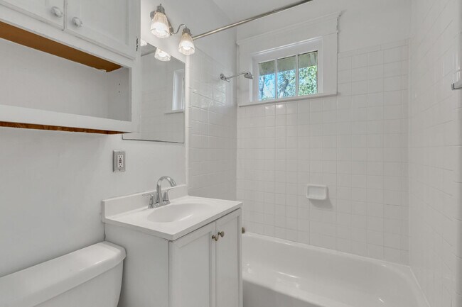 Building Photo - Charming Sylvan Park Shotgun Apartment in a Darling Triplex!