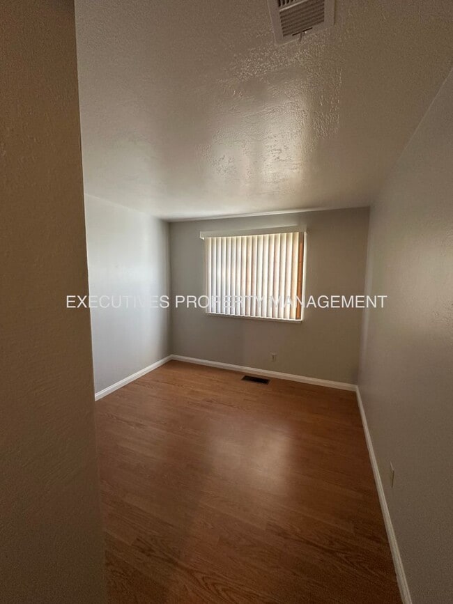 Building Photo - 3220 Dakota St