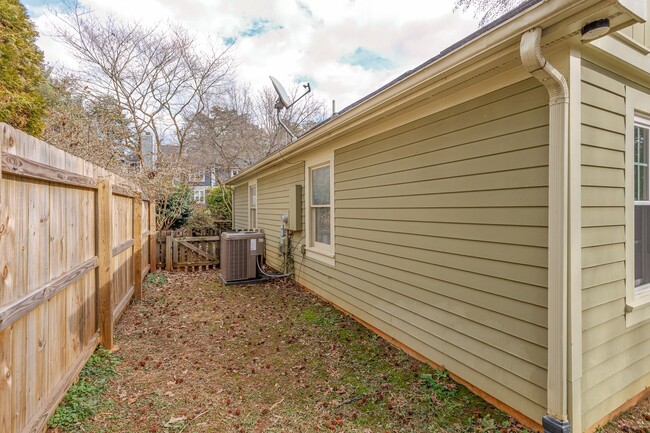 Building Photo - Beautiful Home in a quiet neighborhood