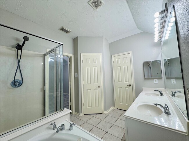 Building Photo - 24631 Hampton Lakes Dr
